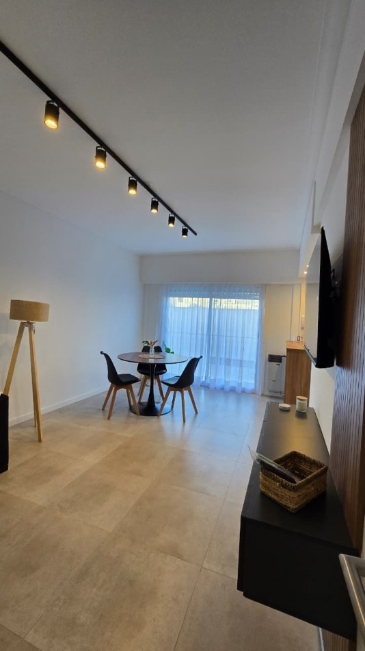 DEPARTAMENTO 2 AMBIENTES RECICLADO CON MUEBLES Y COCHERA CUBIERTA