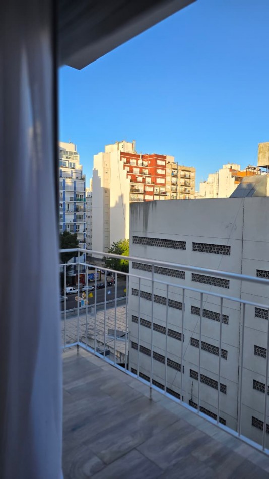 DEPARTAMENTO 2 AMBIENTES RECICLADO CON MUEBLES Y COCHERA CUBIERTA