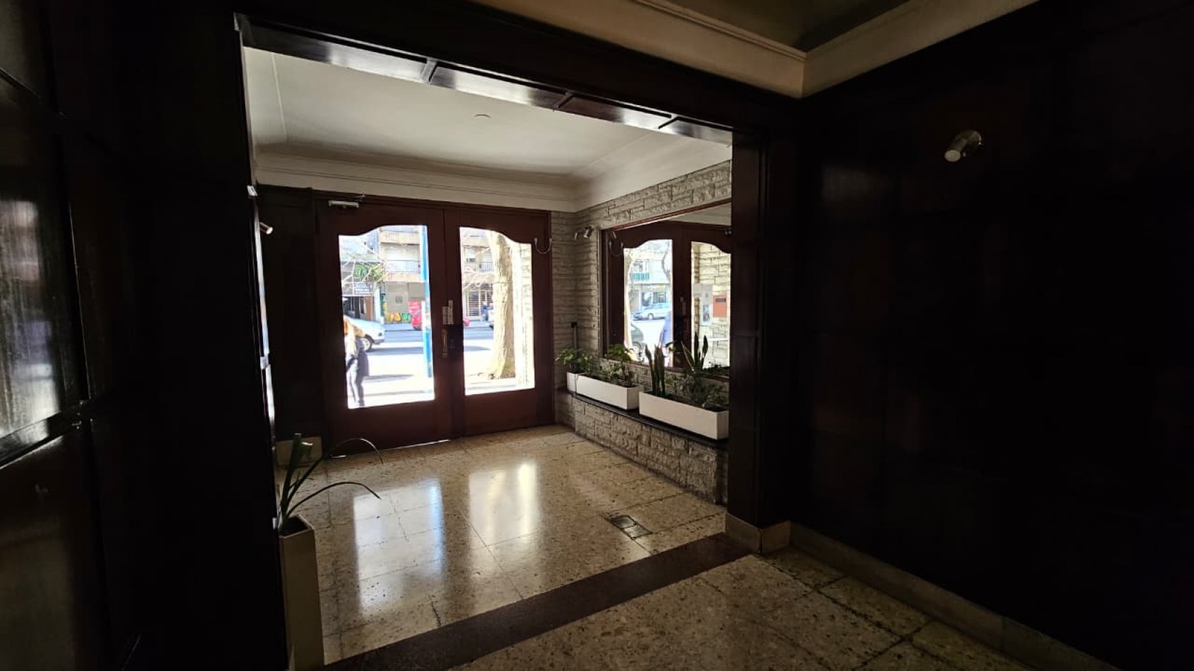 AMBIENTE DIVIDIDO AL CONTRAFRENTE. PLAZA COLON. RECICLADO CON MUEBLES.