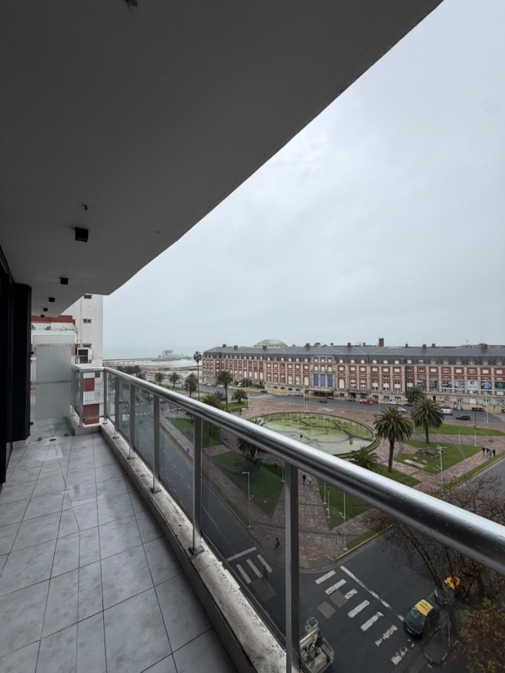 DEPARTAMENTO DE 2 AMBIENTES CON VISTA PLENA A LA PLAZA COLON Y EL MAR.