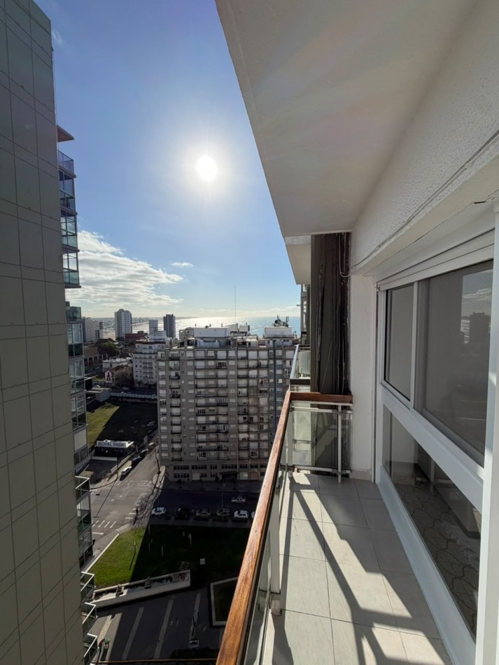 DEPARTAMENTO DE 2 AMBIENTES CON BALCON SALIENTE. VISTA PANORAMICA. COCHERA CUBIERTA