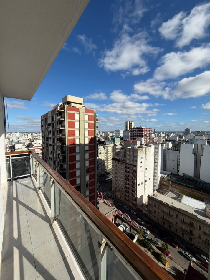 DEPARTAMENTO DE 2 AMBIENTES CON BALCON SALIENTE. VISTA PANORAMICA. COCHERA CUBIERTA