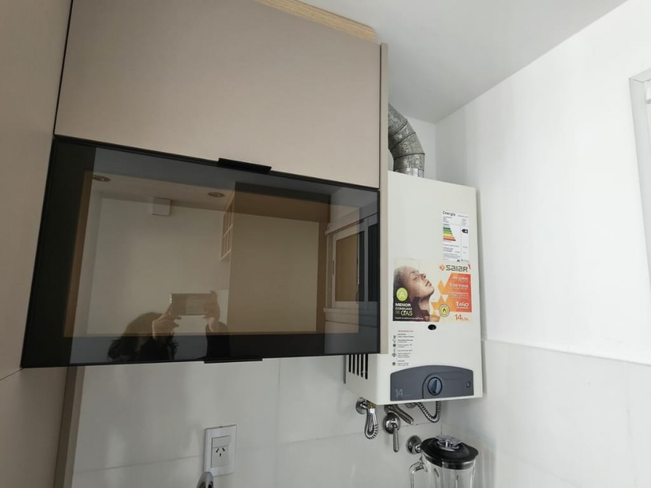 DEPARTAMENTO DE 3 AMBIENTES AL FRENTE CON BALCON SALIENTE. RECICLADO. CON MUEBLES