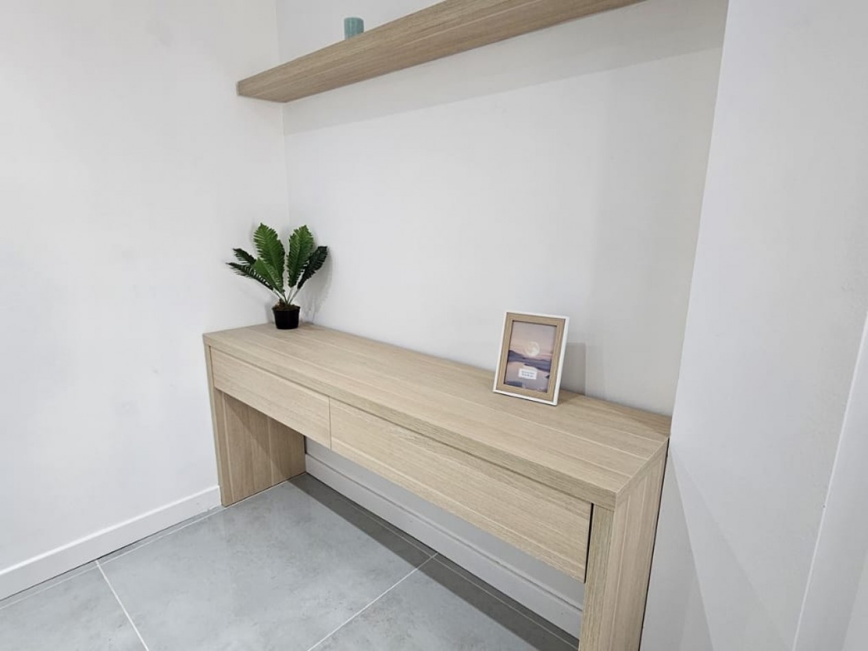 DEPARTAMENTO DE 3 AMBIENTES AL FRENTE CON BALCON SALIENTE. RECICLADO. CON MUEBLES