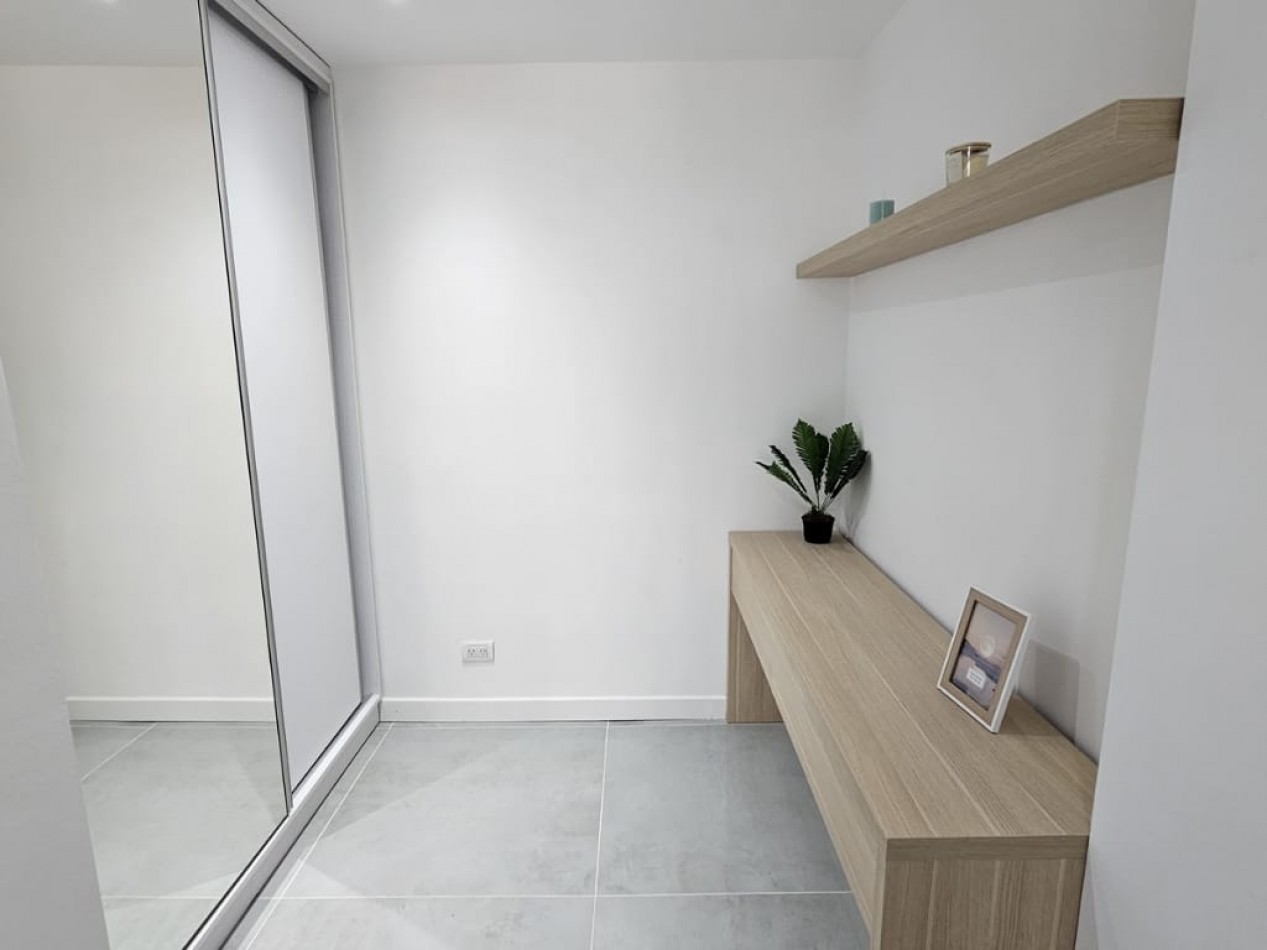 DEPARTAMENTO DE 3 AMBIENTES AL FRENTE CON BALCON SALIENTE. RECICLADO. CON MUEBLES