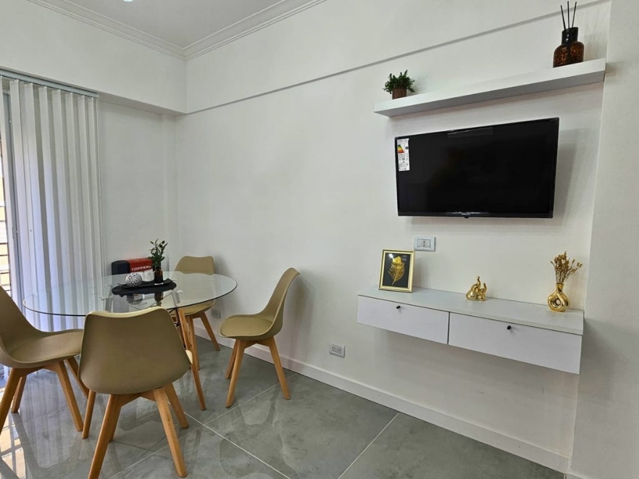 DEPARTAMENTO DE 3 AMBIENTES AL FRENTE CON BALCON SALIENTE. RECICLADO. CON MUEBLES