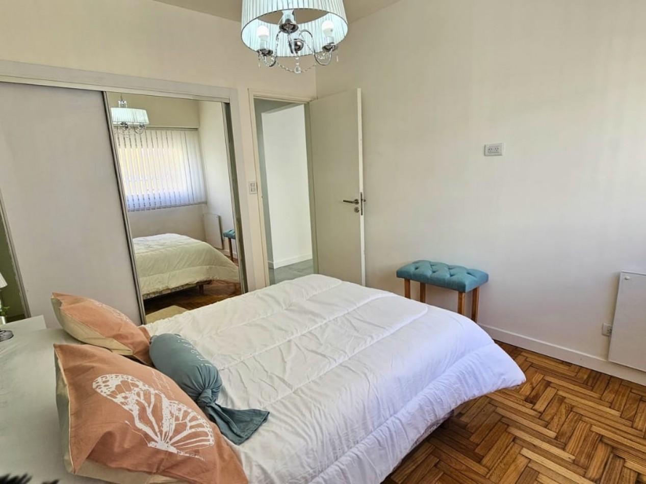 DEPARTAMENTO DE 3 AMBIENTES AL FRENTE CON BALCON SALIENTE. RECICLADO. CON MUEBLES