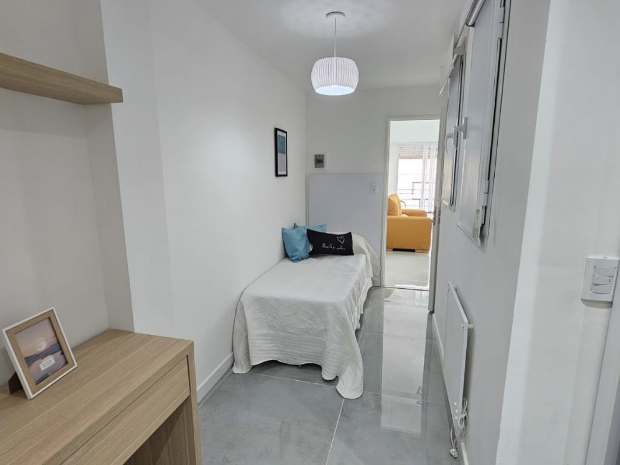 DEPARTAMENTO DE 3 AMBIENTES AL FRENTE CON BALCON SALIENTE. RECICLADO. CON MUEBLES