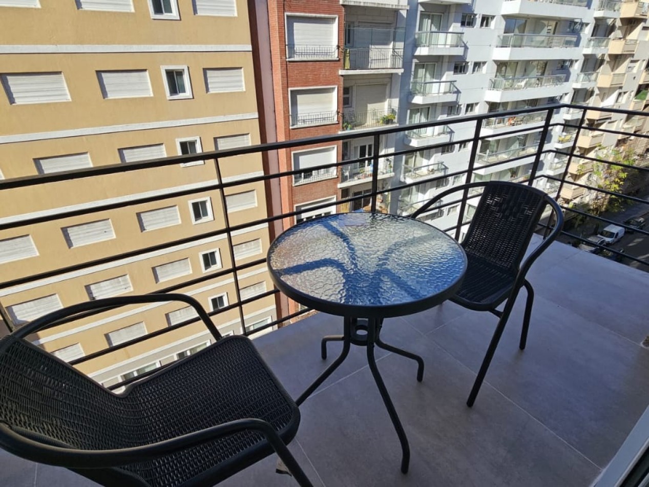 DEPARTAMENTO DE 3 AMBIENTES AL FRENTE CON BALCON SALIENTE. RECICLADO. CON MUEBLES