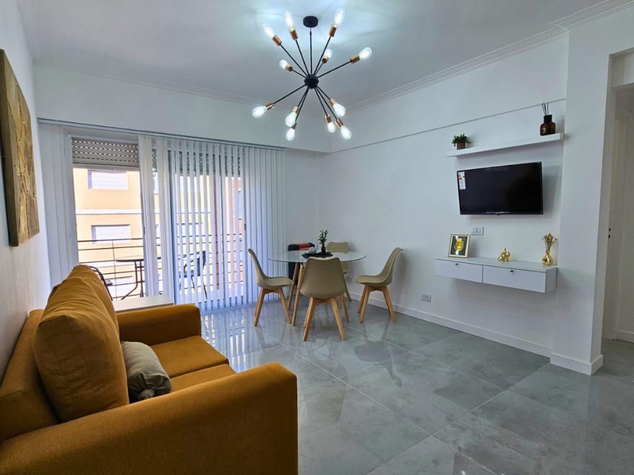 DEPARTAMENTO DE 3 AMBIENTES AL FRENTE CON BALCON SALIENTE. RECICLADO. CON MUEBLES