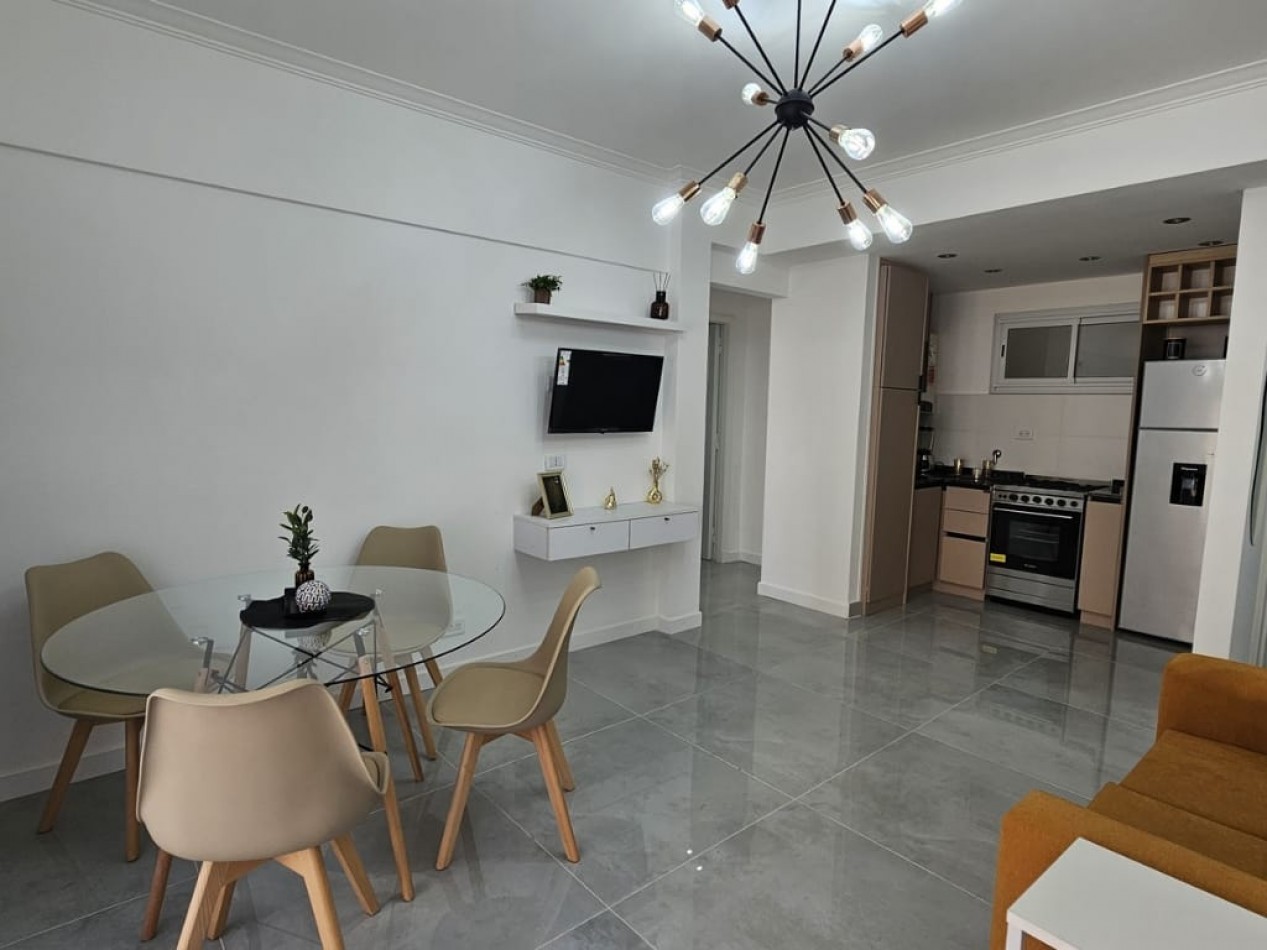 DEPARTAMENTO DE 3 AMBIENTES AL FRENTE CON BALCON SALIENTE. RECICLADO. CON MUEBLES