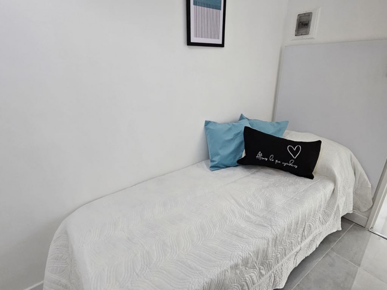 DEPARTAMENTO DE 3 AMBIENTES AL FRENTE CON BALCON SALIENTE. RECICLADO. CON MUEBLES