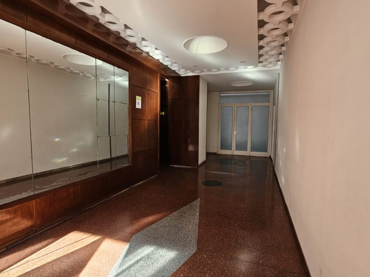 DEPARTAMENTO DE 3 AMBIENTES AL FRENTE CON BALCON SALIENTE. RECICLADO. CON MUEBLES