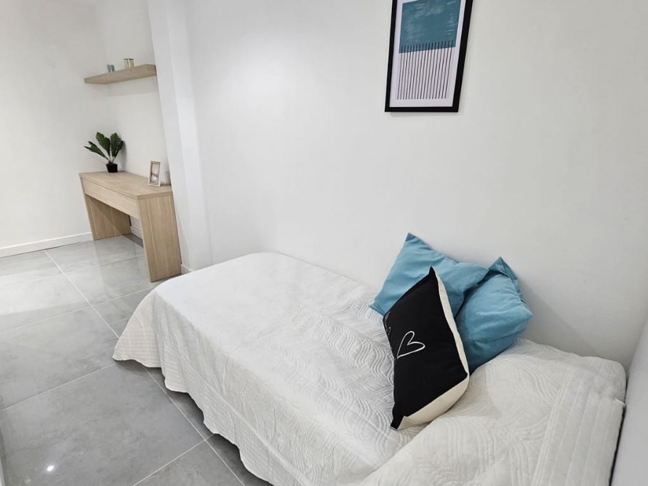 DEPARTAMENTO DE 3 AMBIENTES AL FRENTE CON BALCON SALIENTE. RECICLADO. CON MUEBLES