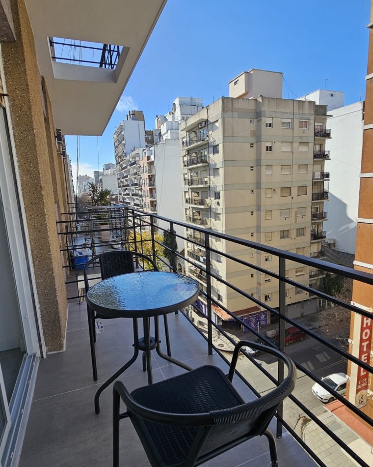 DEPARTAMENTO DE 3 AMBIENTES AL FRENTE CON BALCON SALIENTE. RECICLADO. CON MUEBLES