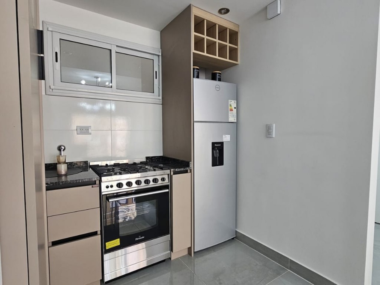DEPARTAMENTO DE 3 AMBIENTES AL FRENTE CON BALCON SALIENTE. RECICLADO. CON MUEBLES