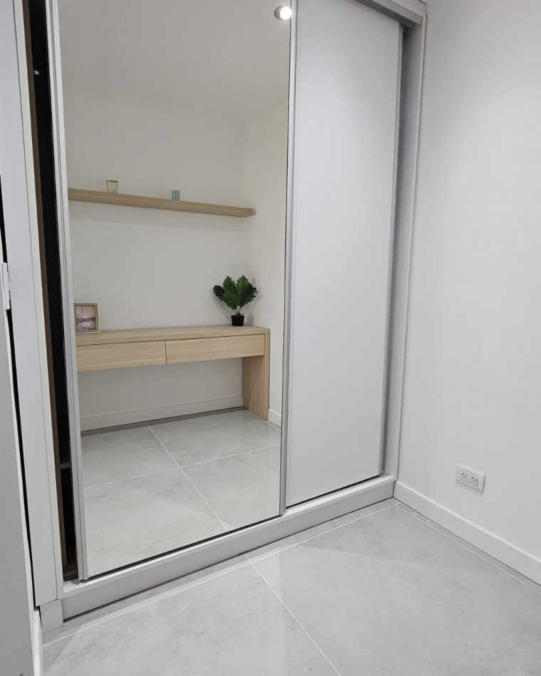 DEPARTAMENTO DE 3 AMBIENTES AL FRENTE CON BALCON SALIENTE. RECICLADO. CON MUEBLES