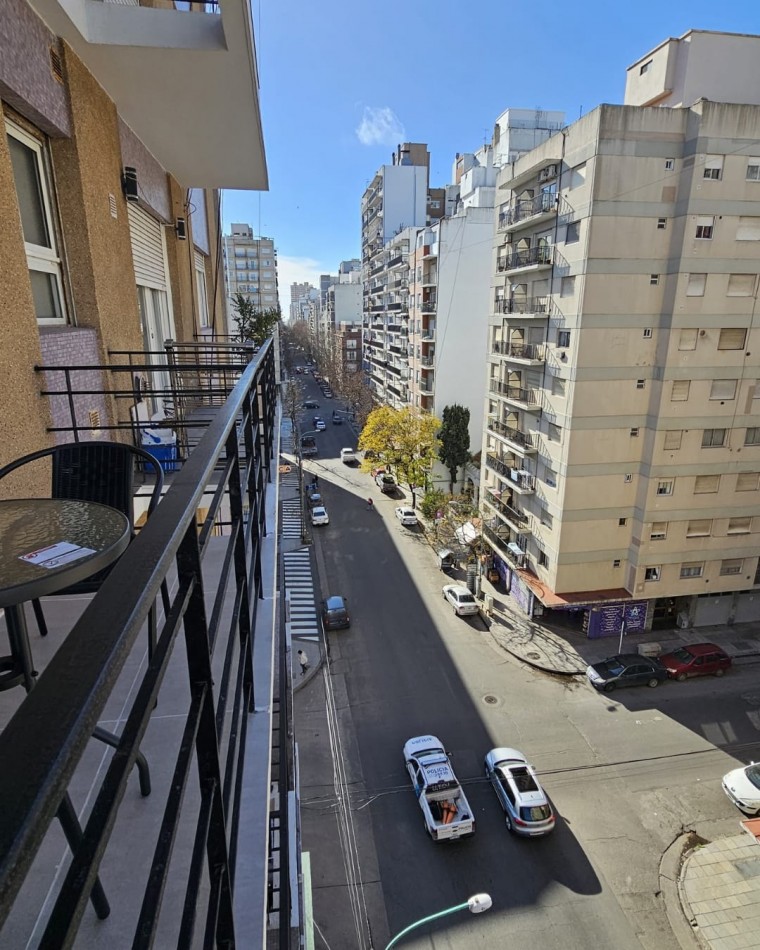 DEPARTAMENTO DE 3 AMBIENTES AL FRENTE CON BALCON SALIENTE. RECICLADO. CON MUEBLES
