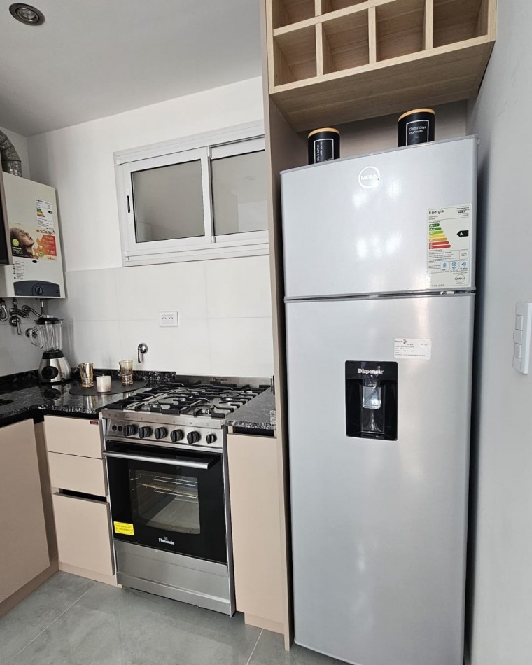DEPARTAMENTO DE 3 AMBIENTES AL FRENTE CON BALCON SALIENTE. RECICLADO. CON MUEBLES