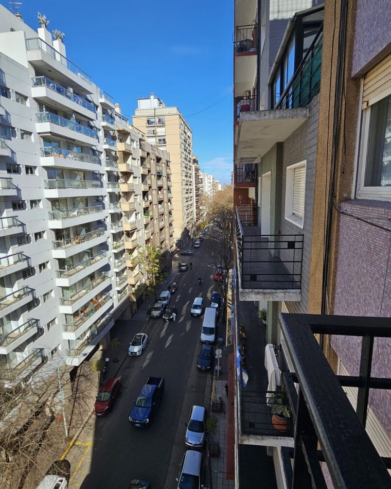 DEPARTAMENTO DE 3 AMBIENTES AL FRENTE CON BALCON SALIENTE. RECICLADO. CON MUEBLES