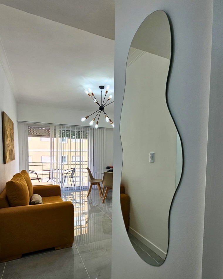 DEPARTAMENTO DE 3 AMBIENTES AL FRENTE CON BALCON SALIENTE. RECICLADO. CON MUEBLES