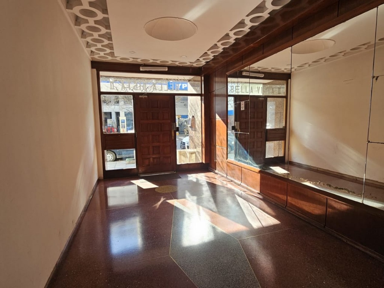 DEPARTAMENTO DE 3 AMBIENTES AL FRENTE CON BALCON SALIENTE. RECICLADO. CON MUEBLES