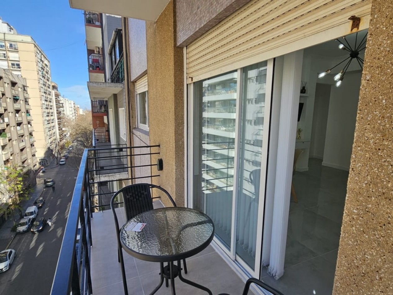 DEPARTAMENTO DE 3 AMBIENTES AL FRENTE CON BALCON SALIENTE. RECICLADO. CON MUEBLES