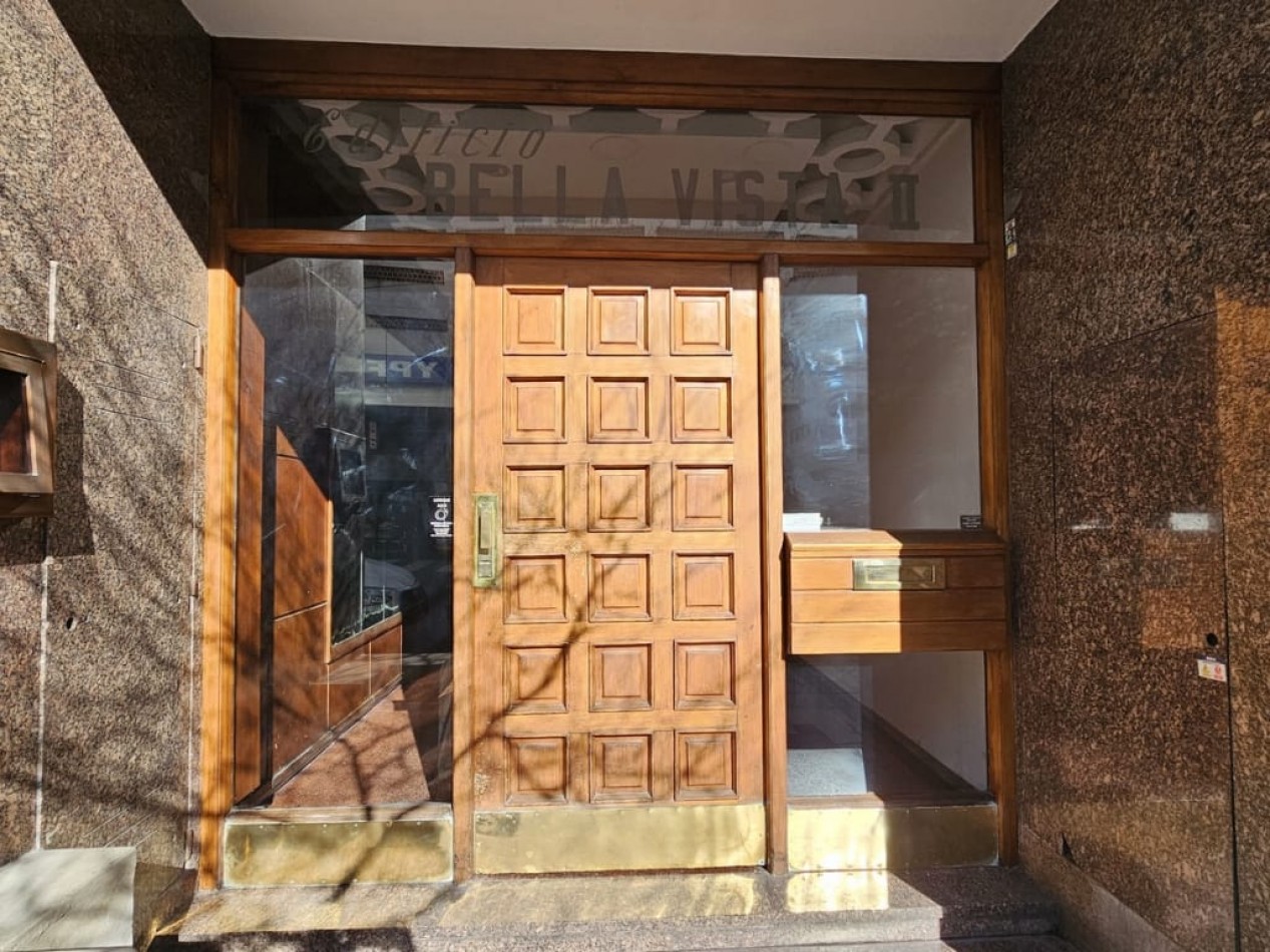 DEPARTAMENTO DE 3 AMBIENTES AL FRENTE CON BALCON SALIENTE. RECICLADO. CON MUEBLES