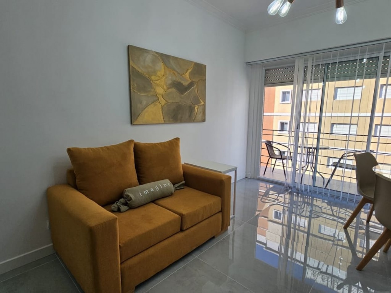 DEPARTAMENTO DE 3 AMBIENTES AL FRENTE CON BALCON SALIENTE. RECICLADO. CON MUEBLES