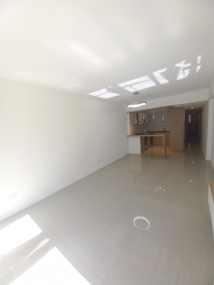 DEPARTAMENTO DE 3 AMBIENTES A LA CALLE CON BALCON SALIENTE. RECICLADO