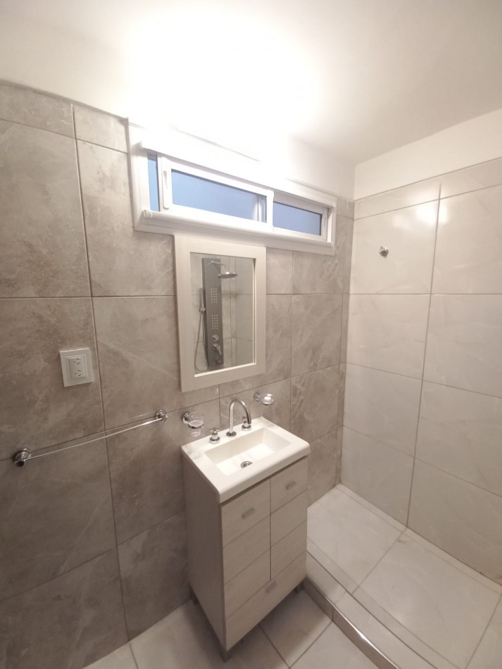 DEPARTAMENTO DE 3 AMBIENTES A LA CALLE CON BALCON SALIENTE. RECICLADO