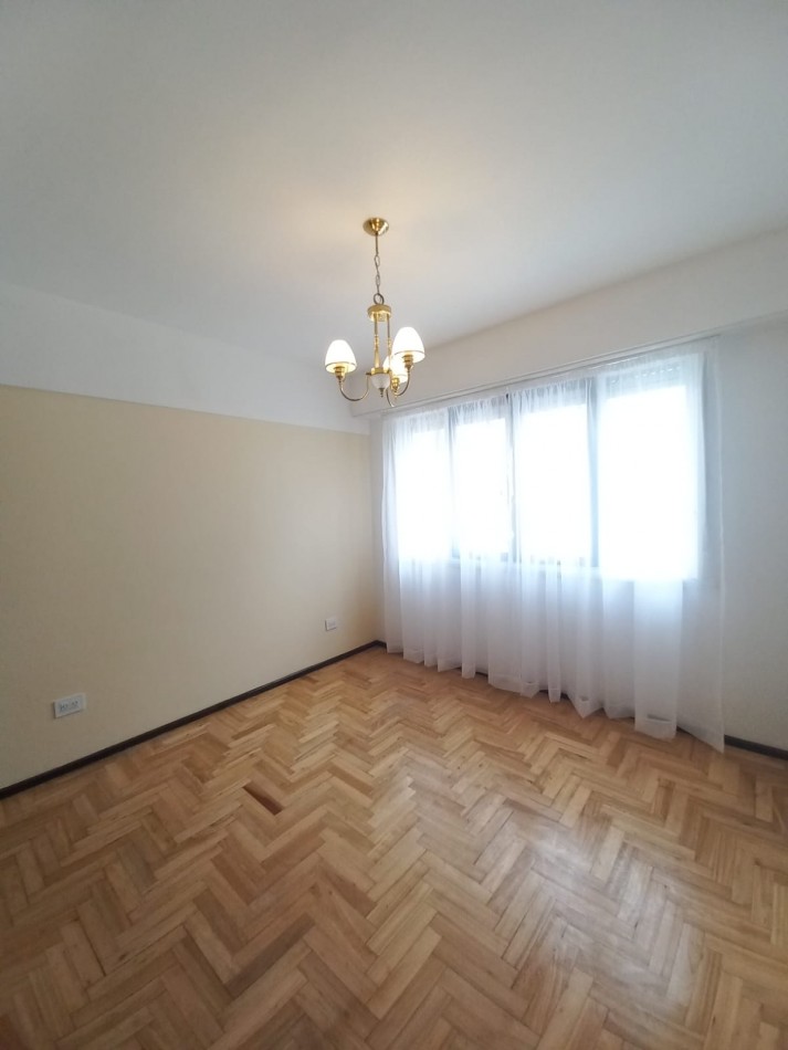 DEPARTAMENTO DE 3 AMBIENTES A LA CALLE CON BALCON SALIENTE. RECICLADO