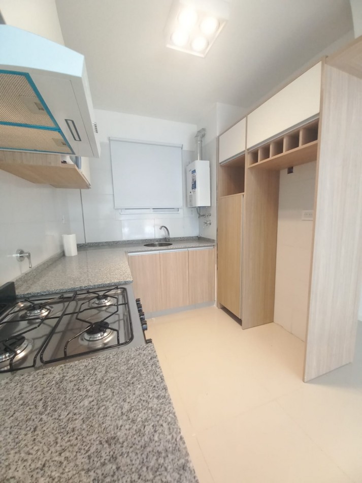 DEPARTAMENTO DE 3 AMBIENTES A LA CALLE CON BALCON SALIENTE. RECICLADO