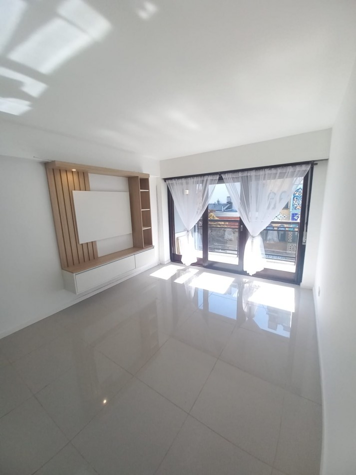 DEPARTAMENTO DE 3 AMBIENTES A LA CALLE CON BALCON SALIENTE. RECICLADO