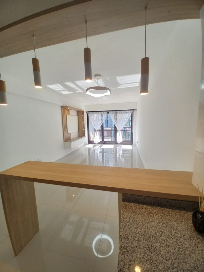 DEPARTAMENTO DE 3 AMBIENTES A LA CALLE CON BALCON SALIENTE. RECICLADO
