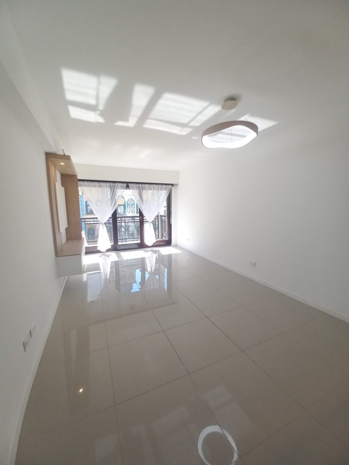 DEPARTAMENTO DE 3 AMBIENTES A LA CALLE CON BALCON SALIENTE. RECICLADO