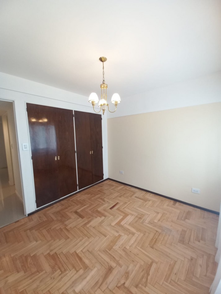 DEPARTAMENTO DE 3 AMBIENTES A LA CALLE CON BALCON SALIENTE. RECICLADO