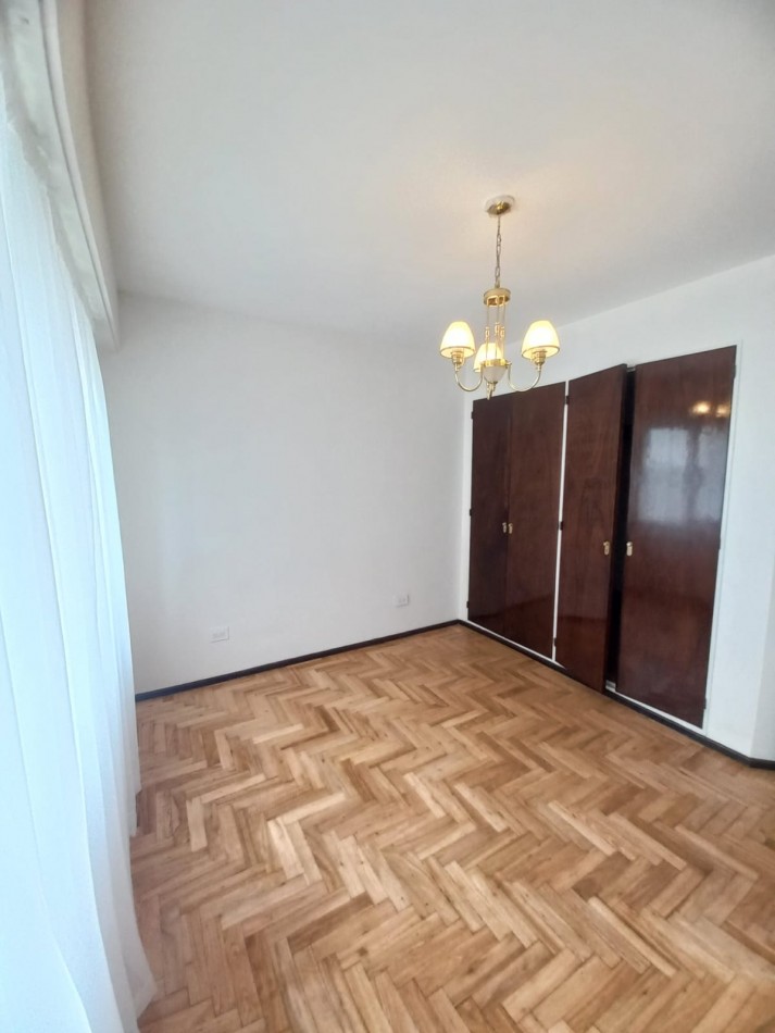 DEPARTAMENTO DE 3 AMBIENTES A LA CALLE CON BALCON SALIENTE. RECICLADO