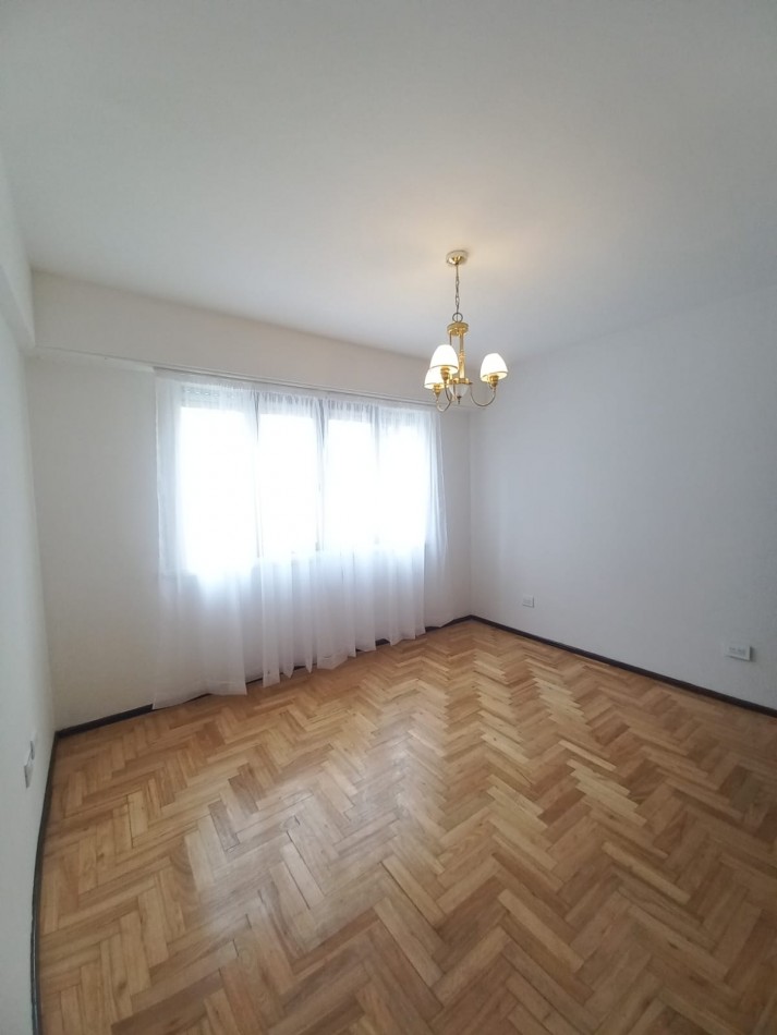 DEPARTAMENTO DE 3 AMBIENTES A LA CALLE CON BALCON SALIENTE. RECICLADO
