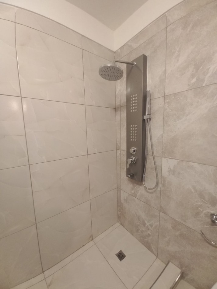 DEPARTAMENTO DE 3 AMBIENTES A LA CALLE CON BALCON SALIENTE. RECICLADO