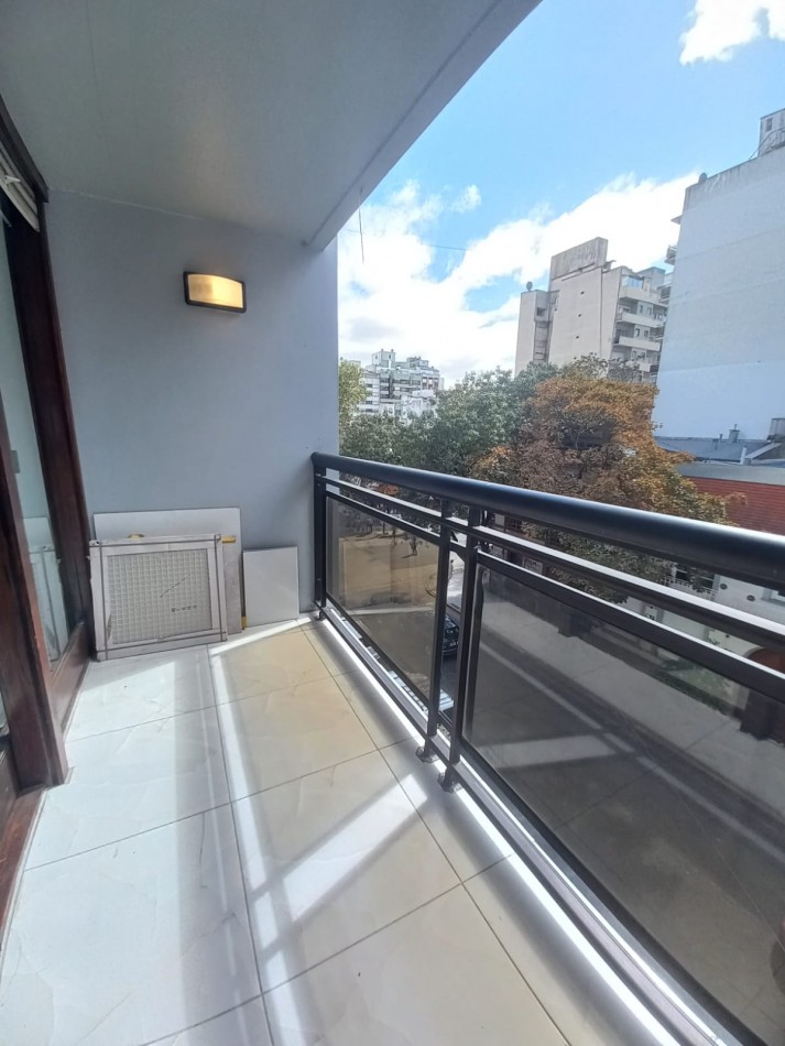 DEPARTAMENTO DE 3 AMBIENTES A LA CALLE CON BALCON SALIENTE. RECICLADO