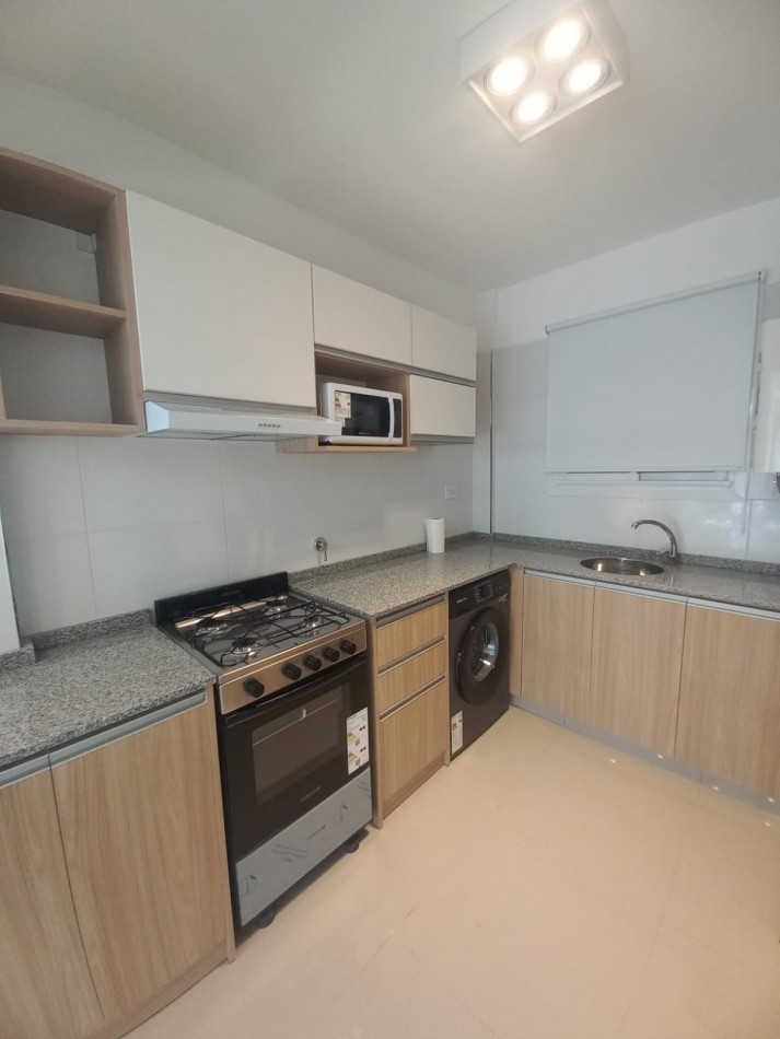 DEPARTAMENTO DE 3 AMBIENTES A LA CALLE CON BALCON SALIENTE. RECICLADO