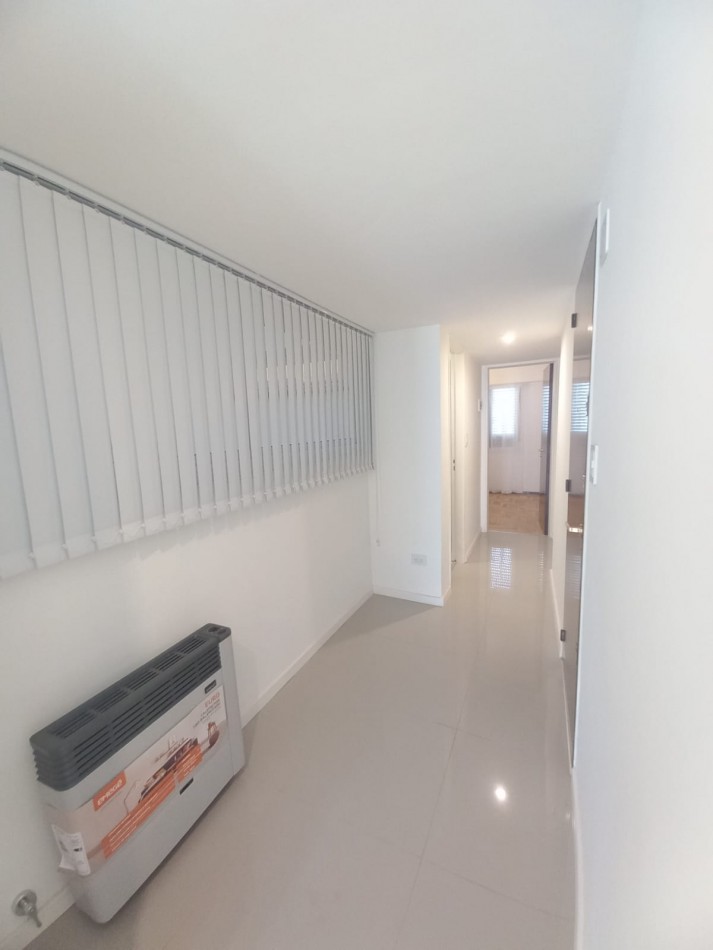 DEPARTAMENTO DE 3 AMBIENTES A LA CALLE CON BALCON SALIENTE. RECICLADO