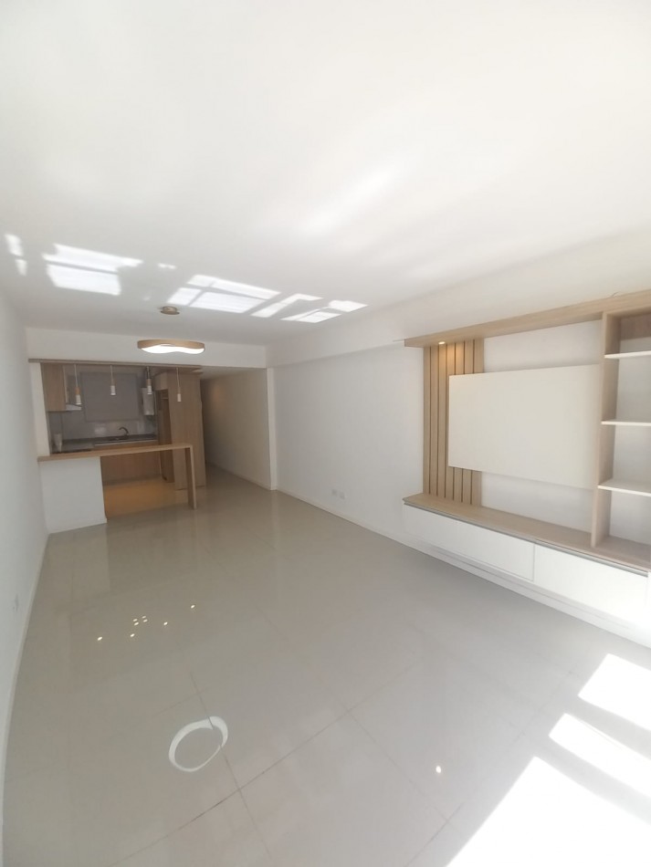 DEPARTAMENTO DE 3 AMBIENTES A LA CALLE CON BALCON SALIENTE. RECICLADO