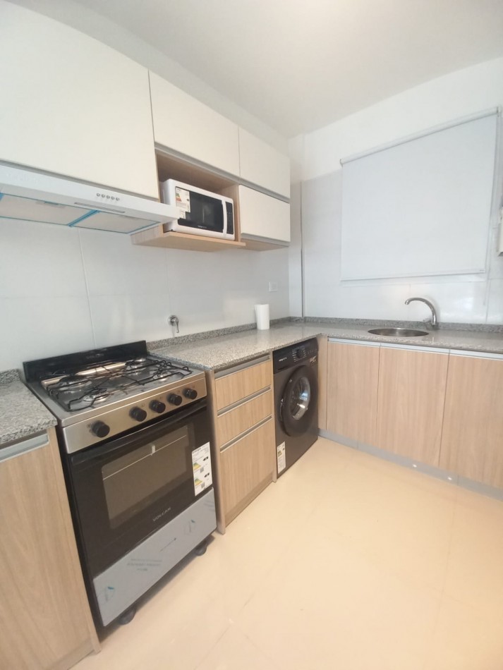 DEPARTAMENTO DE 3 AMBIENTES A LA CALLE CON BALCON SALIENTE. RECICLADO