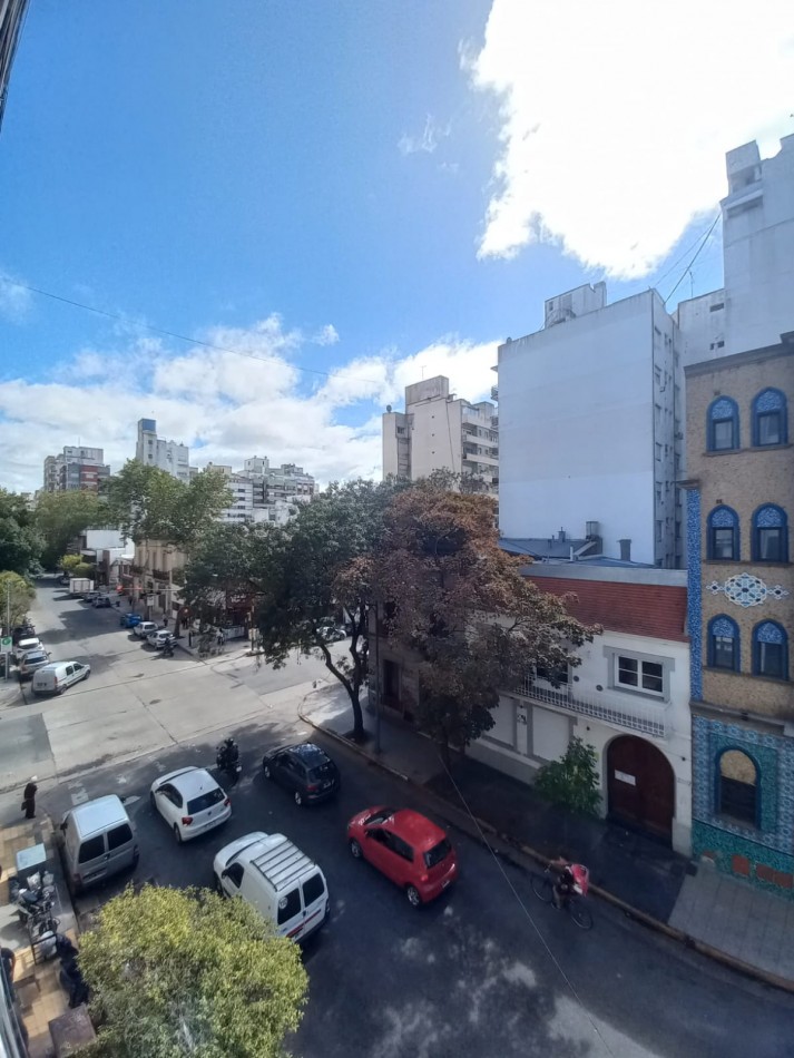 DEPARTAMENTO DE 3 AMBIENTES A LA CALLE CON BALCON SALIENTE. RECICLADO