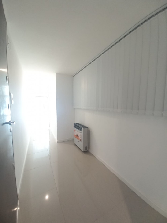 DEPARTAMENTO DE 3 AMBIENTES A LA CALLE CON BALCON SALIENTE. RECICLADO