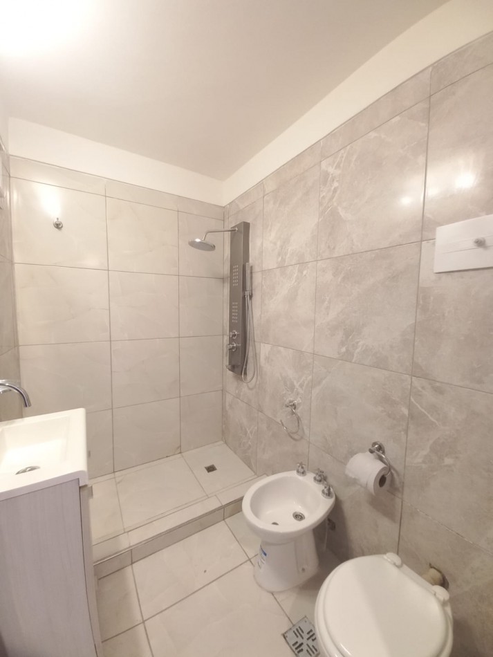 DEPARTAMENTO DE 3 AMBIENTES A LA CALLE CON BALCON SALIENTE. RECICLADO