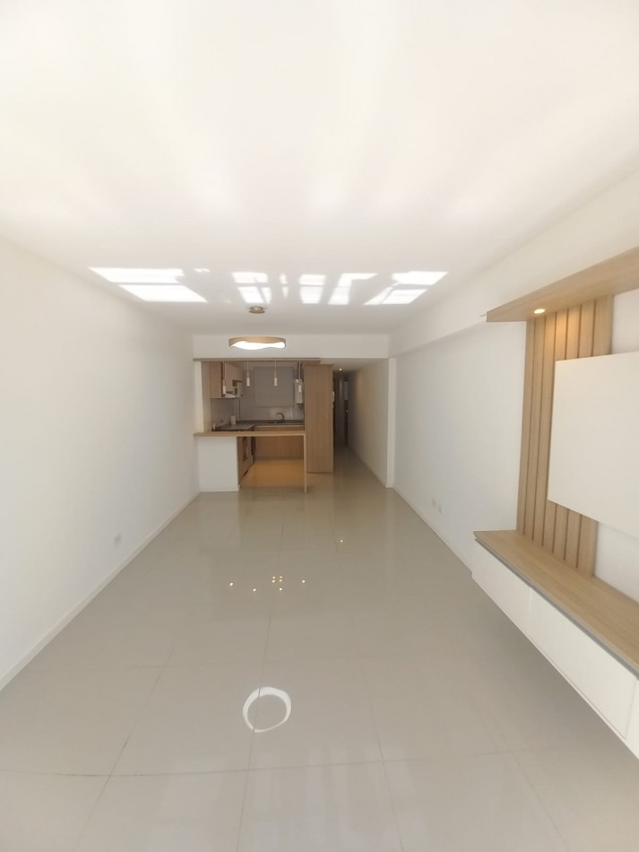 DEPARTAMENTO DE 3 AMBIENTES A LA CALLE CON BALCON SALIENTE. RECICLADO