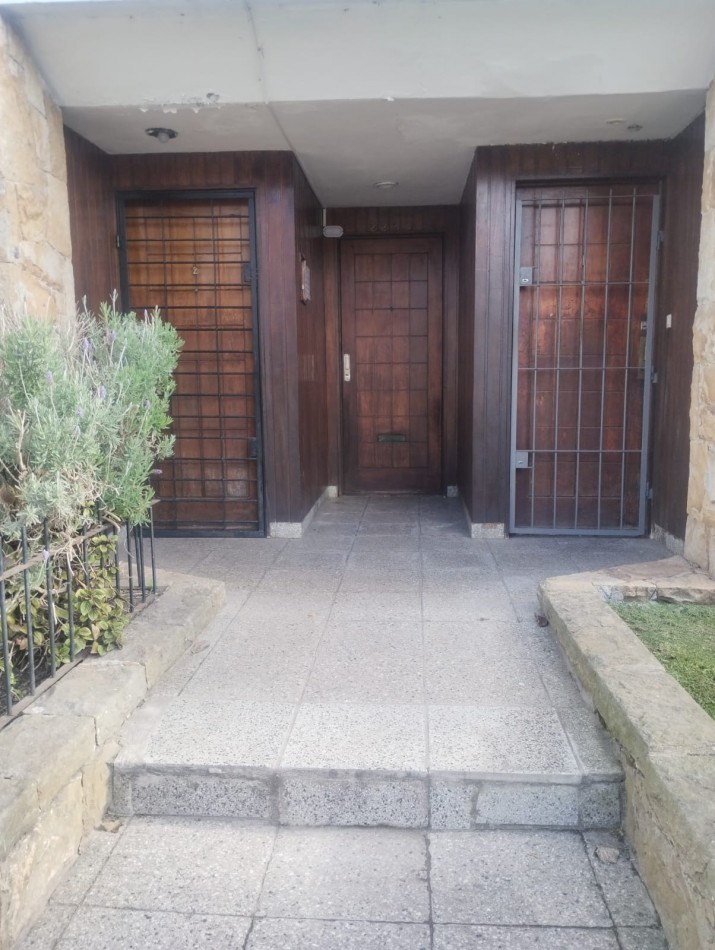 PH DE 2 AMBIENTES AMPLIOS CON PATIO Y JARDIN. PUNTA MOGOTES